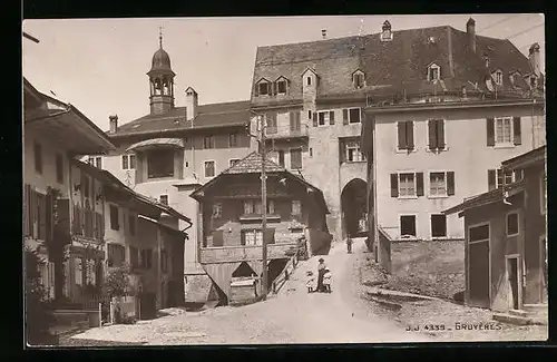 AK Gruyères, Strassenpartie mit Kirche