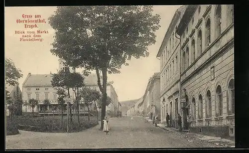 AK Oberwiesenthal i. Erzgeb., Blick vom Markt nach dem Fichtelberg