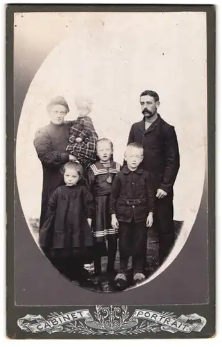 Fotografie unbekannter Fotograf und Ort, Bürgerliches Paar mit vier Kindern