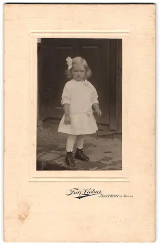 Fotografie Fritz Leidner, Idstein im Taunus, Kleines Mädchen im weissen Kleid