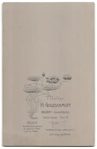 Fotografie H. Goldschmidt, Burg b. Magdeburg, Schartauer Strasse 9, Bürgerliche Dame mit Kragenbrosche und Amulett