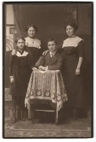 Fotografie Wilhelm Adler, Coburg, Allee 6 und Steinweg, Junger Herr im Anzug mit zwei jungen Damen und Mädchen