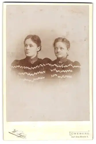 Fotografie W. Sasse, Lüneburg, Auf dem Meere 3, Zwei Junge Damen in modischer Kleidung