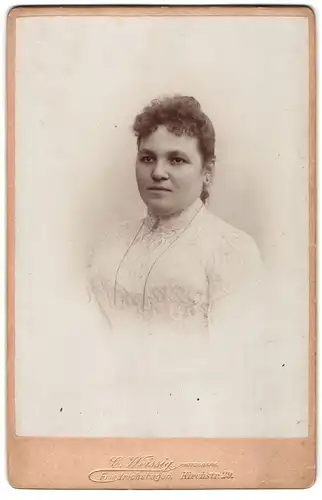 Fotografie C. Weissig, Friedrichshagen, Kirchstrasse 29, Elegant gekleidete Dame mit Kragenbrosche