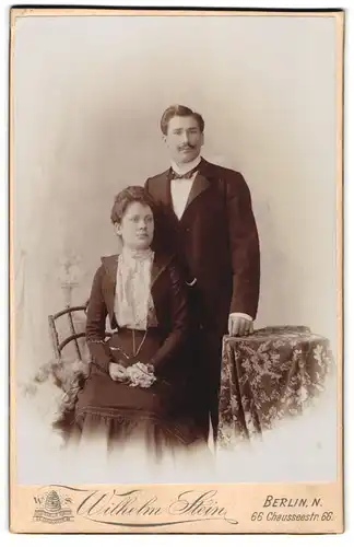 Fotografie Wilhelm Stein, Berlin, Chausseestrasse 66, Junges Paar in eleganter Kleidung