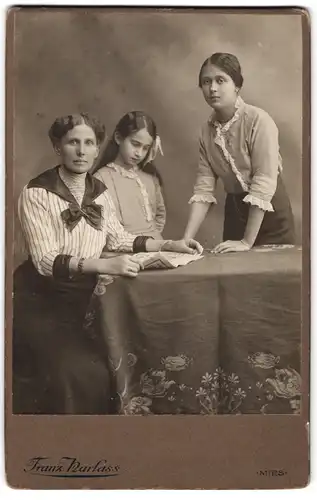 Fotografie Franz Harlass, Mies, Bürgerliche Dame mit junger Frau und Mädchen am Tisch