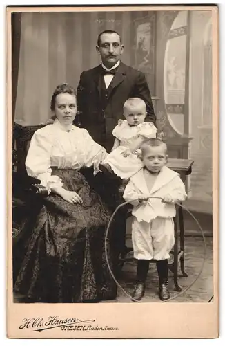 Fotografie H. Ch. Hansen, Gnesen, Lindenstrasse, Bürgerliches Paar mit kleinem Jungen und Kleinkind