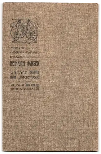 Fotografie H. Ch. Hansen, Gnesen, Lindenstrasse, Bürgerliches Paar mit kleinem Jungen und Kleinkind