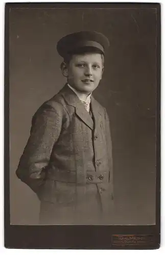 Fotografie Karl Mäckel, Burgstädt i. Sa., Böhmestrasse 2, Junger Mann in modischer Kleidung