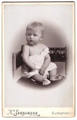 Fotografie H. Seeburger, Burgstädt, Süsses Kleinkind im Hemd mit nackigen Füssen
