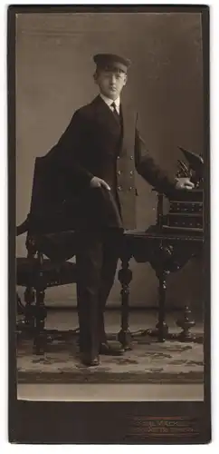 Fotografie Karl Mäckel, Burgstädt, Böhmestrasse 2, Student im Anzug mit Schirmmütze