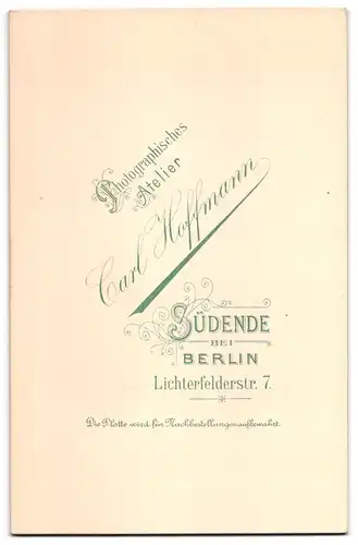 Fotografie Carl Hoffmann, Südende b. Berlin, Lichterfelderstrasse 7, Älteres Paar & Junge in zeitgenössischer Kleidung