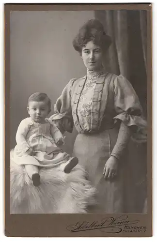 Fotografie Adalbert Werner, München, Elisenstrasse 7, Junge Dame im Kleid mit einem Kleinkind