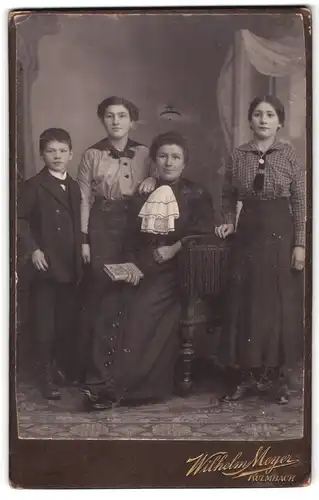 Fotografie Wilhelm Meyer, Kulmbach, Bürgerliche Dame mit zwei jungen Frauen und einem Jungen