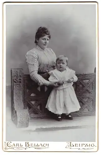 Fotografie Carl Bellach, Leipzig, Gellertstrasse 12 u. 14, Bürgerliche Dame mit einem kleinen Kind