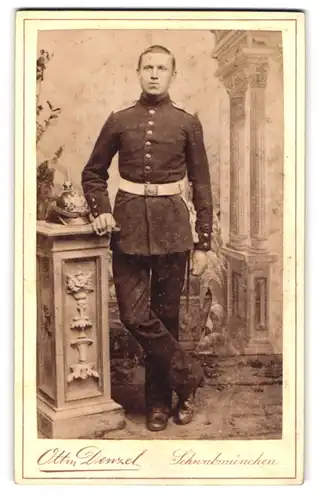 Fotografie Ottom. Denzel, Schwabmünchen, Portrait junger bayrischer Soldat in Uniform Rgt. 2 mit Pickelhaube