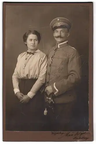Fotografie Max Kögel, Heidelberg, Einjährig-Freiwilliger Uffz. Husare Uniform mit Säbel und Ordenband