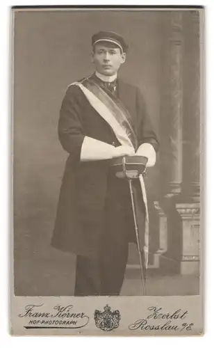 Fotografie Franz Körner, Zerbst, junger Student im Anzug mit Schläger und Schärpe in Couleur, 1902