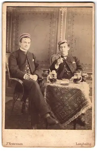 Fotografie J. Vestensen, Langballig, zwei junge Studeten in Anzügen beim Schwarzbier trinken