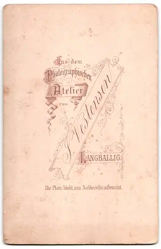Fotografie J. Vestensen, Langballig, zwei junge Studeten in Anzügen beim Schwarzbier trinken