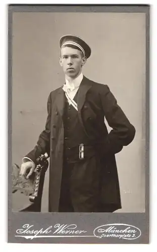 Fotografie Joseph Werner, München, Student im Anzug mit Couleuer und Bierzipfel