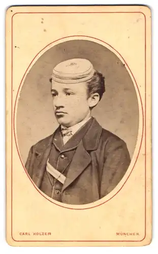 Fotografie Carl Holzer, München, Student Jos. Thanner im Anzug mit Couleuer und Biertönnchen, 1872
