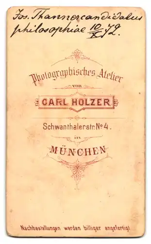 Fotografie Carl Holzer, München, Student Jos. Thanner im Anzug mit Couleuer und Biertönnchen, 1872