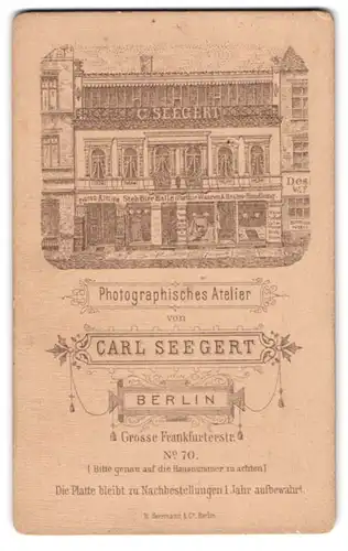 Fotografie Carl Seegert, Berlin, Grosse Frankfurterstr. 70, Ansicht Berlin, Blick auf`s Ateliersgebäude mit Schaufenster
