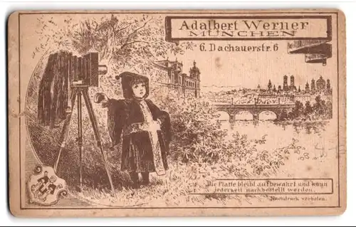 Fotografie Adalbert Werner, München, Dachauerstr. 6, Ansicht München, Münchner Kindl mit Plattenkamera vor der Stadt