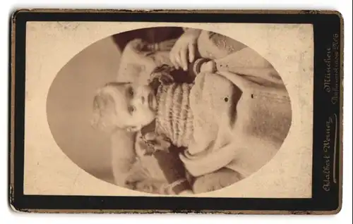 Fotografie Adalbert Werner, München, Dachauerstr. 6, Ansicht München, Münchner Kindl mit Plattenkamera vor der Stadt