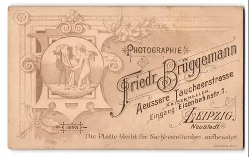 Fotografie Friedr. Brüggemann, Leipzig, nackter Engel mit Plattenkamera in einem Bilderrahmen