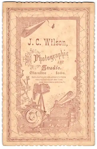 Fotografie J. C. Wilson, Cherokee / IA, Plakat mit Anschrift des Fotografen und Plattenkamera