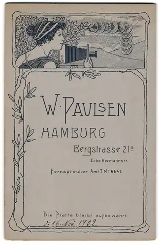 Fotografie W. Paulsen, Hamburg, Bergstr. 21a, Frau mit Plattenkamera im Jugendstil macht Foto von Sonnenaufgang