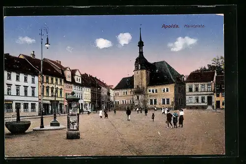 AK Apolda, Spaziergänger auf dem Marktplatz