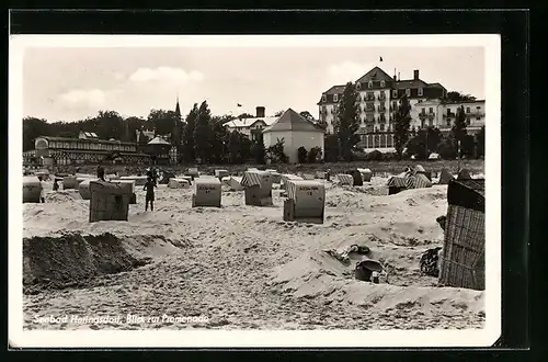 AK Heringsdorf, Blick über den Strand, mit Strandkörben, zur Promenade