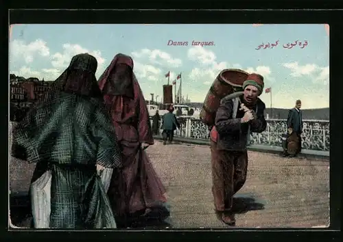 AK Türkische Verschleierte und Mann mit Kiepe, Strassenszene
