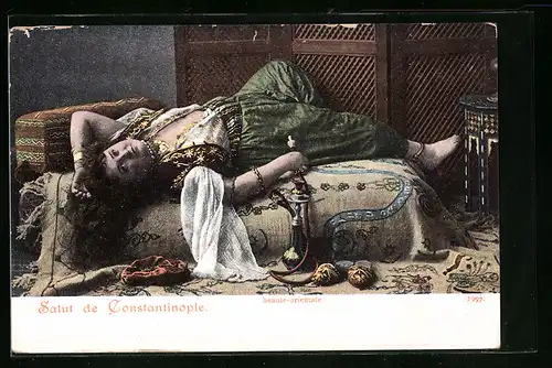 AK Konstantinopel, Liegende orientalische Schönheit mit Wasserpfeife