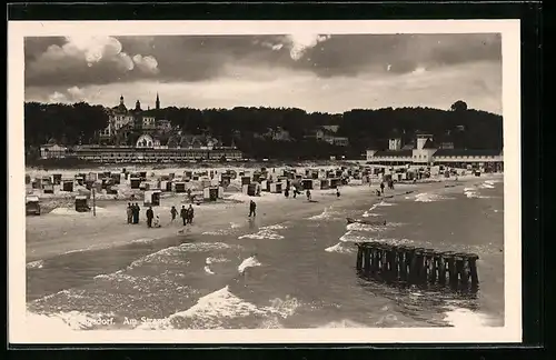 AK Heringsdorf, Spaziergänger am Strand