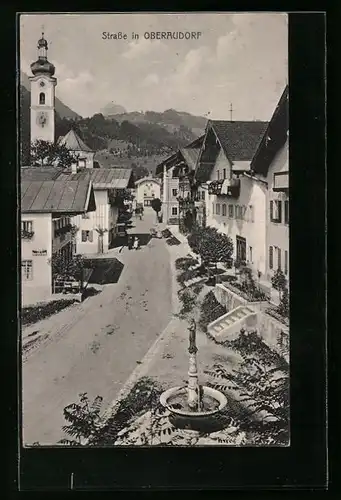 AK Oberaudorf, Strassenpartie aus der Vogelschau, Brunnen und Kirche