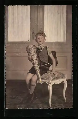 Farbfoto-AK Junge mit Schultüte zum Schulanfang