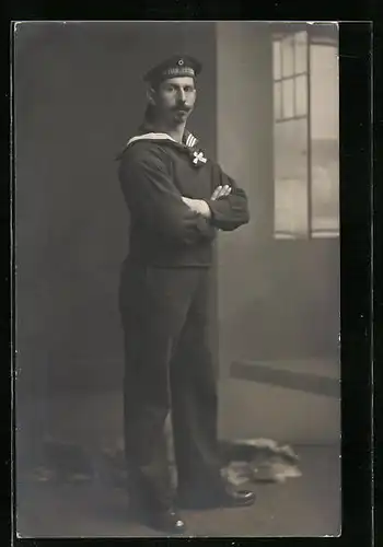 AK Uniformfoto von deutschem Matrosen der Kriegsmarine