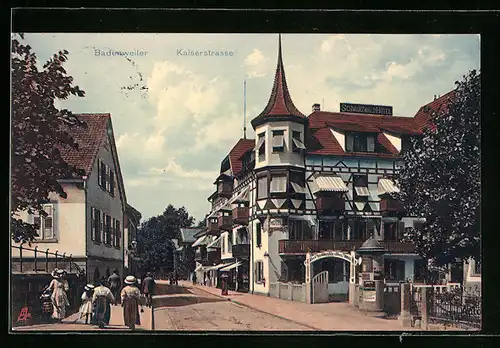 AK Badenweiler, Spaziergänger auf der Kaiserstrasse