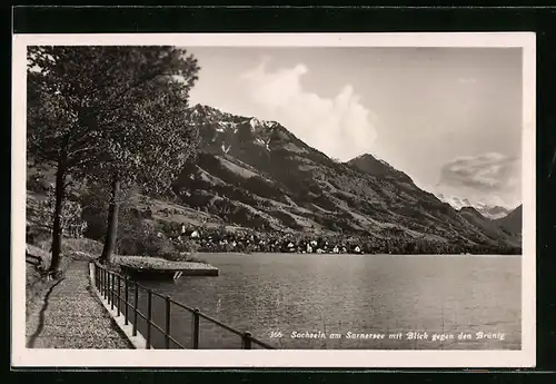 AK Sachseln a. Sarnersee, Ortsansicht mit Blick gegen den Brünig