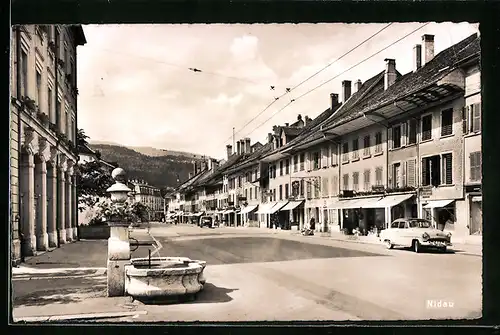 AK Nidau, Strassenpartie mit Brunnen und Auto