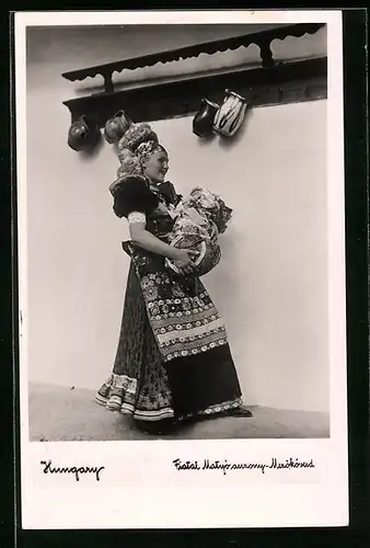 AK Mezökövesd, Junge Frau in ungarischer Volkstracht
