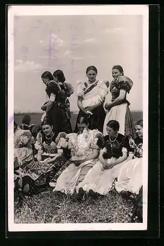 AK Mezökövesd, Gruppe junger Mädchen in örtlicher Tracht