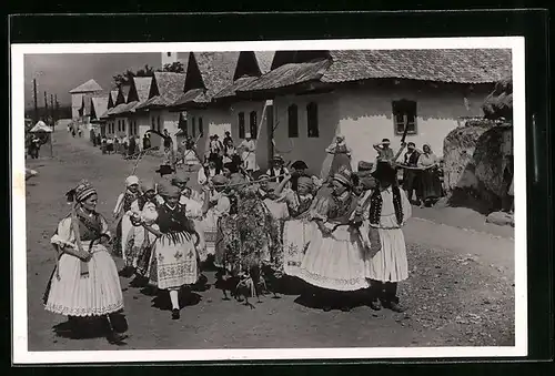 AK Kazár, Erntefest - Festzug auf der Dorfstrasse