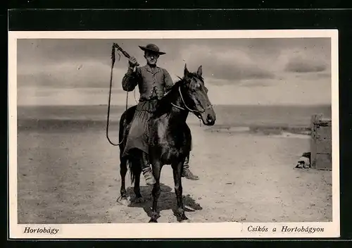 AK Hortobágy, Rosshirt mit Peitsche auf der Heide Hortobágy