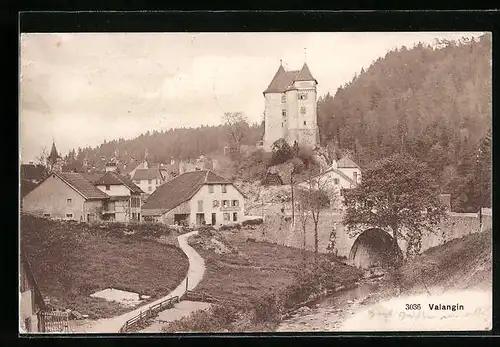 AK Valangin, Blick auf den Ort mit Turm