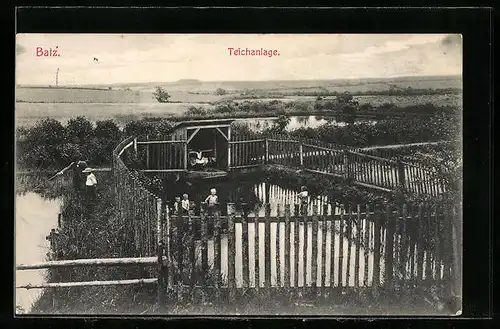 AK Batz, Teichanlage mit Schuppen und Blick in die Ferne